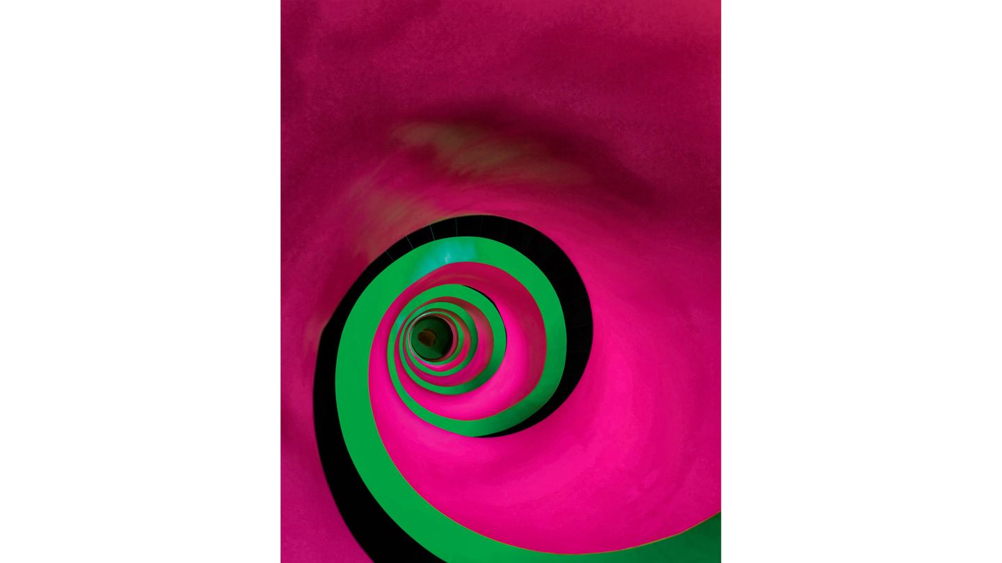 Spiraltreppe in den Farben pink, grün und schwarz