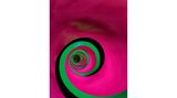 Spiraltreppe in den Farben pink, grün und schwarz