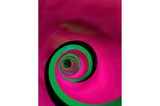 Spiraltreppe in den Farben pink, grün und schwarz