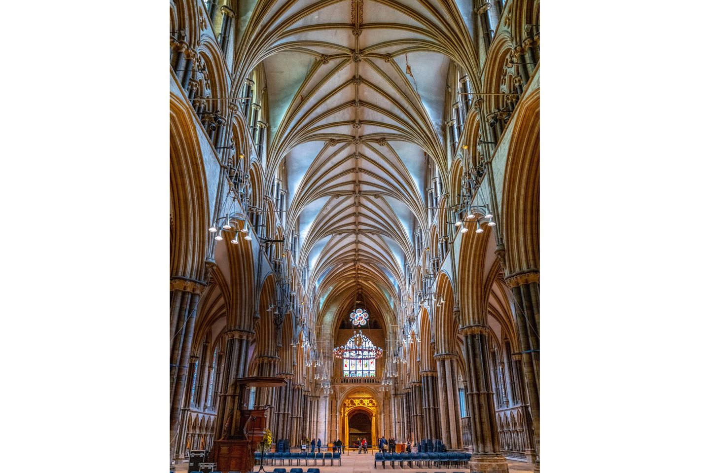 Lincoln Cathedral, England Kirche mit vielen Bögen und einer geschwungenen Decke