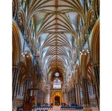 Kirche mit vielen Bögen und einer geschwungenen Decke