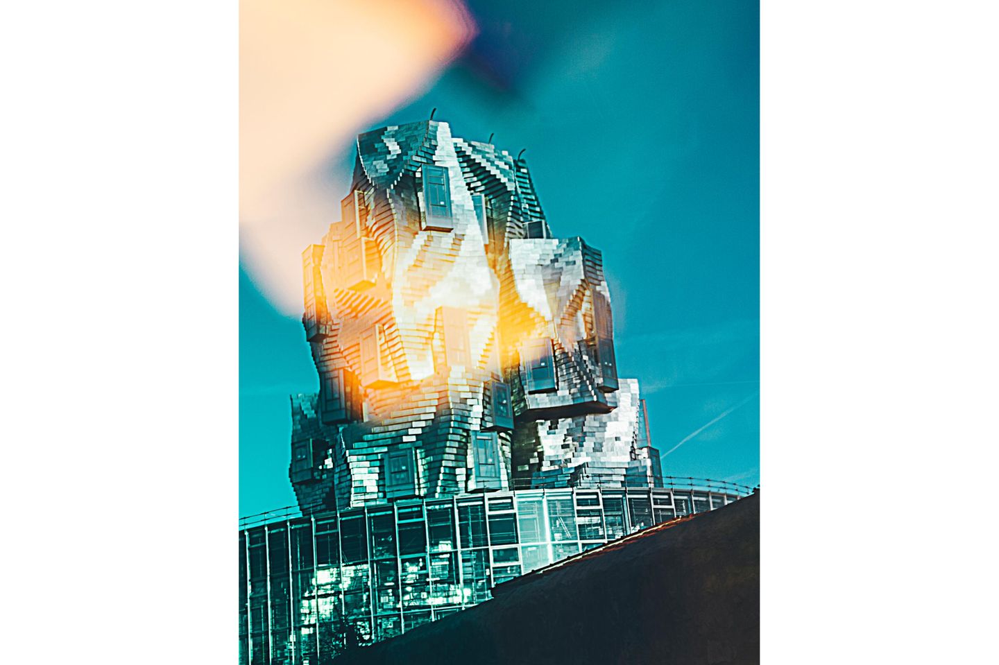 Glasgebäude mit vielen Ausbuchtungen, Ecken und Kanten