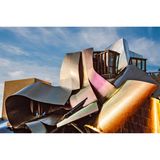 Gebäude mit verschiedenfarbigen, großen, gebogenen Metallelementen