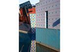Fassade des Museum, die aus verschiedenen Materialien und Farben besteht