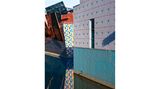 Fassade des Museum, die aus verschiedenen Materialien und Farben besteht
