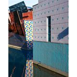 Fassade des Museum, die aus verschiedenen Materialien und Farben besteht