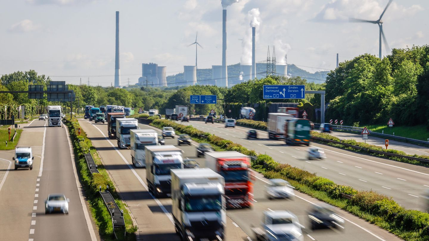 Die Einnahmen aus der Lkw-Maut dürfen künftig auch für die dringend notwendige Erneuerung des Schienenverkehrs genutzt werden