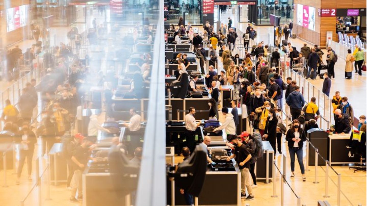 Lange Warteschlangen an Check-in-Schaltern