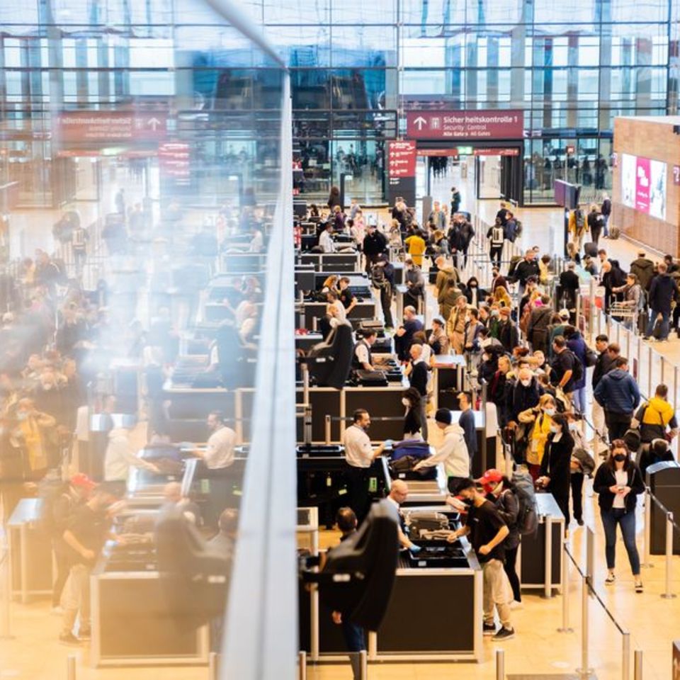 Lange Warteschlangen an Check-in-Schaltern