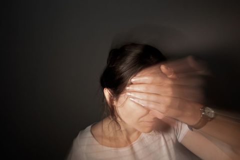 Erstmal Augen zu! Die Aura vor einem Migräneanfall macht sich oft durch flimmernde Zacken im Gesichtsfeld bemerkbar. Foto: Olive