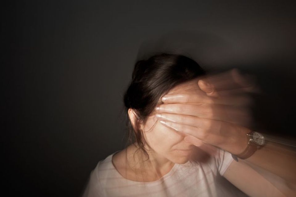 Frau mit einem Migräneanfall