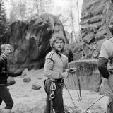 Über zwei Jahrzehnte war Bernd Arnold einer der weltbesten Kletterer. Die Gipfel der Welt zu bereisen, blieb ihm als DDR-Bürger trotzdem lange verwehrt: Briefe, die der gelernte Buchdrucker an Erich Honecker persönlich adressierte und in denen er um Reisefreiheit für Expeditionen bat, blieben unbeantwortet. Eine Familienfeier diente Arnold 1988 als Vorwand, um mit Alpinisten aus dem Westen nach Pakistan zu reisen. Arnold stürzte in eine Gletscherspalte, verletzte sich schwer. Bis heute lebt der 76-Jährige in Hohnstein nahe des Nationalparks und betreibt ein Sportklettergeschäft. Sein Spezialgebiet: barfuß und ohne Seil auf Felstürme klettern. "Wenn ich so in den Felsen rumgekraxelt bin, war das immer auch ein Dialog mit mir selbst", sagt er im Gespräch mit GEO