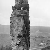 Die dichten Wälder der sächsischen und böhmischen Schweiz fließen ineinander; in der Gegenwart trennt beide Nationalparks lediglich eine kaum noch wahrnehmbare Ländergrenze. Und bereits 1915 kletterten wagemutige Sachsen auf heute tschechischen Sandsteintürme