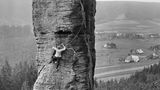 Die dichten Wälder der sächsischen und böhmischen Schweiz fließen ineinander; in der Gegenwart trennt beide Nationalparks lediglich eine kaum noch wahrnehmbare Ländergrenze. Und bereits 1915 kletterten wagemutige Sachsen auf heute tschechischen Sandsteintürme