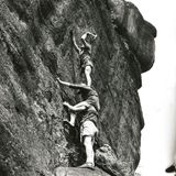 Unter sächsischen Kletternden herrschen strenge Regeln: Wer einen einfachen Weg auf den Gipfel findet und sich von dort für schwierige Passagen von oben sichern lässt, wird disqualifiziert und von manchen gar geächtet. Also stapeln Bernd Arnold (oben), Günter Lamm und Gisbert Ludewig ihre Körper, um einen der wenigen Sicherungsringe in den Fels zu schlagen, die angebracht werden dürfen, wenn keine andere Sicherungsmöglichkeit besteht. Im Vokabular der sächsischen Bergsteigersprache heißt ein solches Unterfangen: "Baustelle"