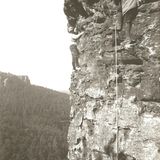 Typisch sächsisch gesichert: Um Abstürze zu vermeiden, fädeln die frühen Kletterpioniere ihre Seile durch Löcher im Fels und binden sich anschließend wieder ein. Später nutzen die Kletternden Knotenschlingen und Karabiner, in die sie ihr Sicherungsseil klinken