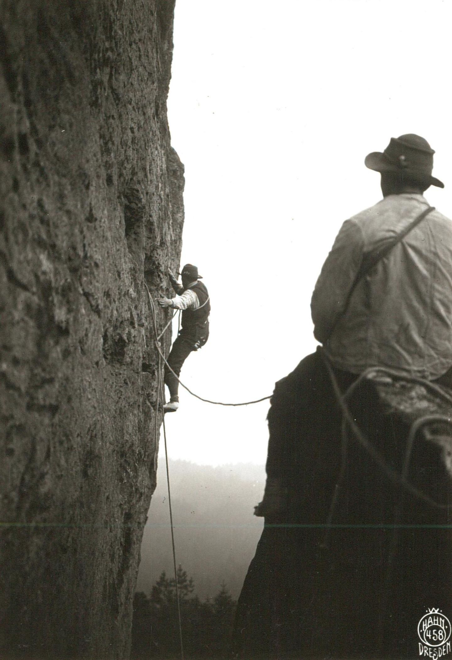 Der Falkenstein gilt als Wahrzeichen der Sächsischen Schweiz. Mit seinen etwa 80 Metern Höhe überragt der Felsturm alles ihn Umgebende. 1913 klettert Oliver Perry-Smith den "Südriss" empor. Der "Weg", wie Kletterrouten in Sachsen genannt werden, erhält die Schwierigkeit VIIa – und liegt damit am obersten Ende der damaligen Skala