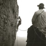 Der Falkenstein gilt als Wahrzeichen der Sächsischen Schweiz. Mit seinen etwa 80 Metern Höhe überragt der Felsturm alles ihn Umgebende. 1913 klettert Oliver Perry-Smith den "Südriss" empor. Der "Weg", wie Kletterrouten in Sachsen genannt werden, erhält die Schwierigkeit VIIa – und liegt damit am obersten Ende der damaligen Skala