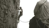 Der Falkenstein gilt als Wahrzeichen der Sächsischen Schweiz. Mit seinen etwa 80 Metern Höhe überragt der Felsturm alles ihn Umgebende. 1913 klettert Oliver Perry-Smith den "Südriss" empor. Der "Weg", wie Kletterrouten in Sachsen genannt werden, erhält die Schwierigkeit VIIa – und liegt damit am obersten Ende der damaligen Skala