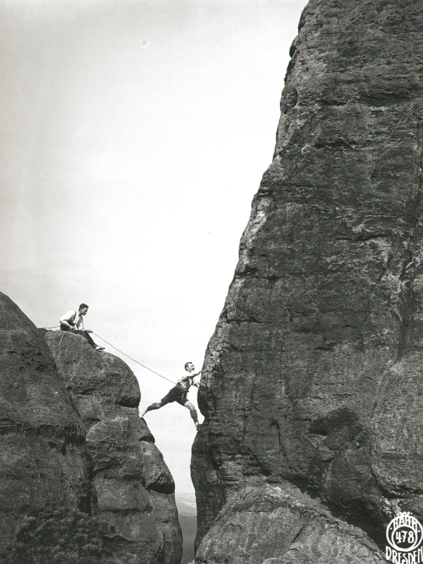 Was geschieht, wenn Hans Geiger fällt, möchte man sich lieber nicht ausmalen: 1908 erklimmt er die Westkante des "Schrammtorwächters" im Herzen der Sächsischen Schweiz