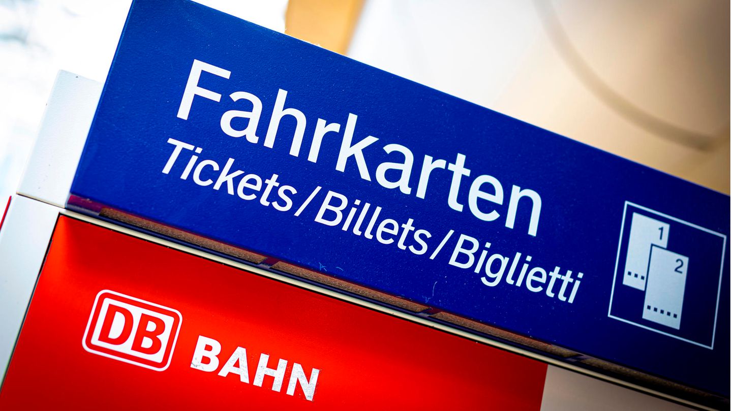 Blaues Fahrkartenschild