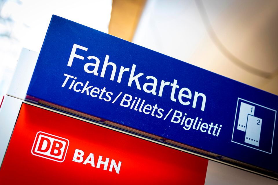 Blaues Fahrkartenschild