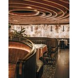 Restaurant mit goldenen Elementen und einer dekorativen Decke