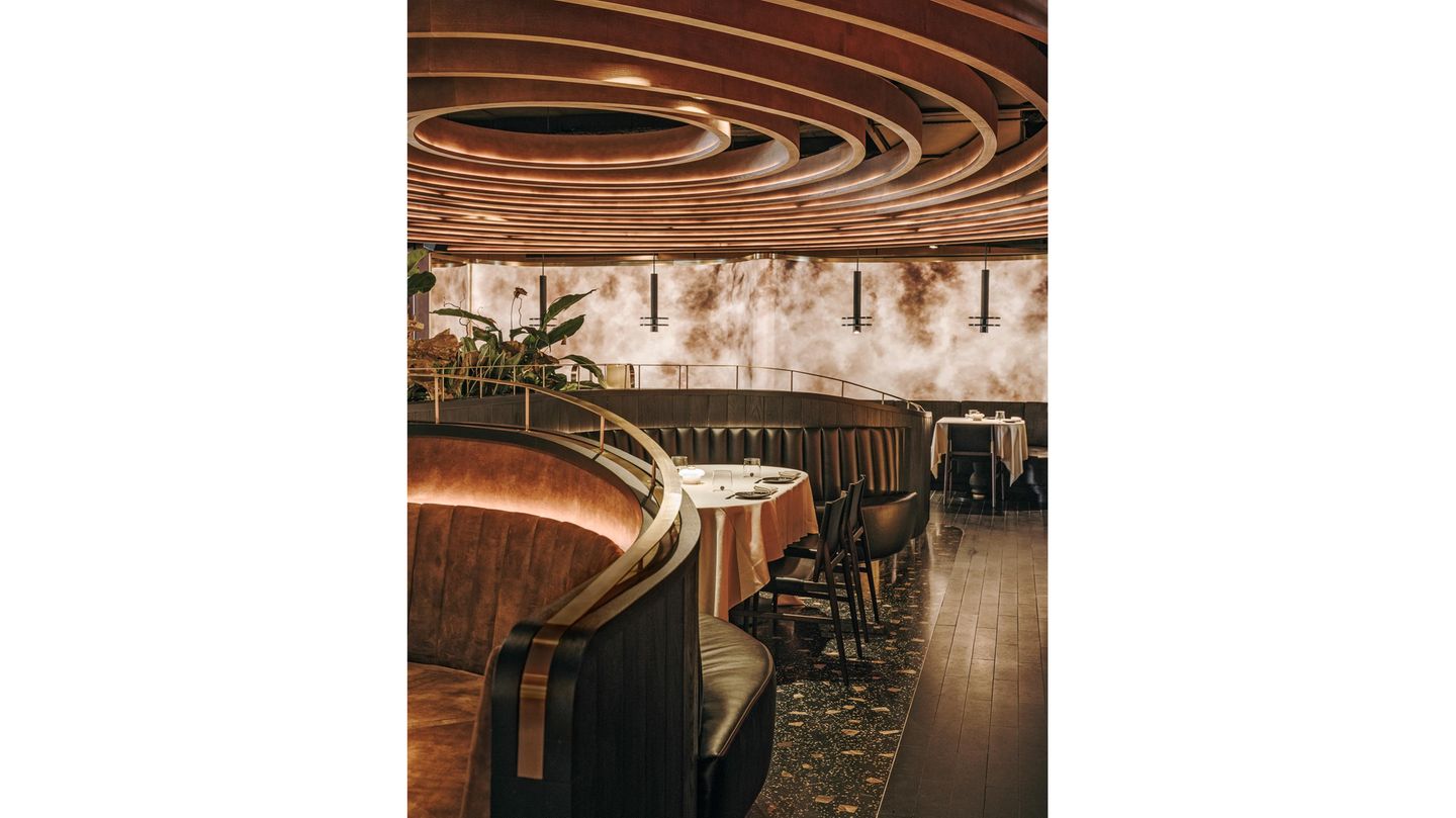 Leña Puente Romano, Spanien Restaurant mit goldenen Elementen und einer dekorativen Decke