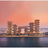 Hotel auf einem Streifen Land zwischen Wasser