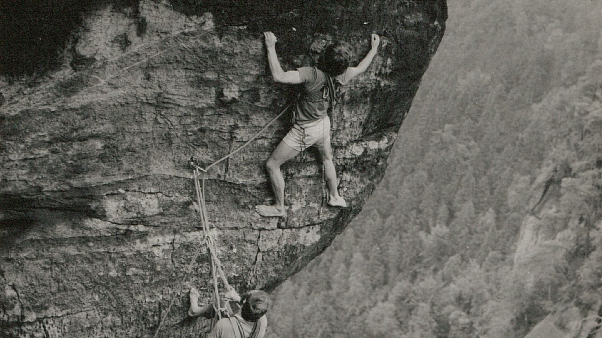 Überhangmandate: Bernd Arnold und Günter Lamm klettern "unten ohne" nach ganz oben, etwa an den Affensteinen