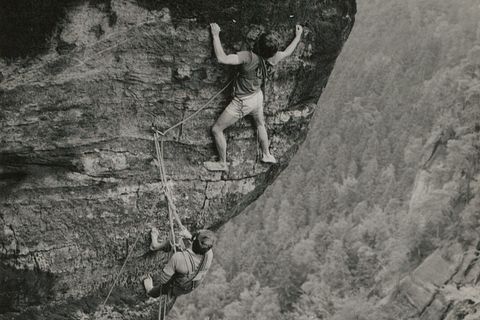 Überhangmandate: Bernd Arnold und Günter Lamm klettern "unten ohne" nach ganz oben, etwa an den Affensteinen