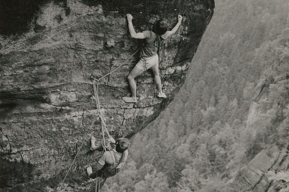 Überhangmandate: Bernd Arnold und Günter Lamm klettern "unten ohne" nach ganz oben, etwa an den Affensteinen  1.0204