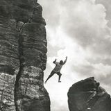 Die etwa 30 Meter hohe Lokomotive bei Rathen fordert beim Felswechsel von Esse (links) zu Pfeife (rechts) Sprungkraft, Zielsicherheit und offensichtlich eine Extraportion Urvertrauen. Besonders Furchtlose – hier Karl Ullrich 1915 – springen sogar ohne Seil