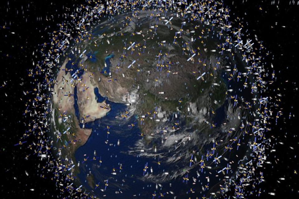 Das computergenerierte Bild zeigt Weltraummüll früherer Weltraummissionen, der neben intakten Satelliten um die Erde kreist. Fot