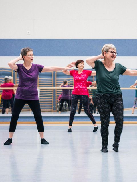 Die 60- bis 85-Jährigen tanzen für ihr Vergnügen – und für ein Forschungsprojekt, angeleitet von Nicole Halfpaap, einer Tanztrainerin und Sportwissenschaftlerin