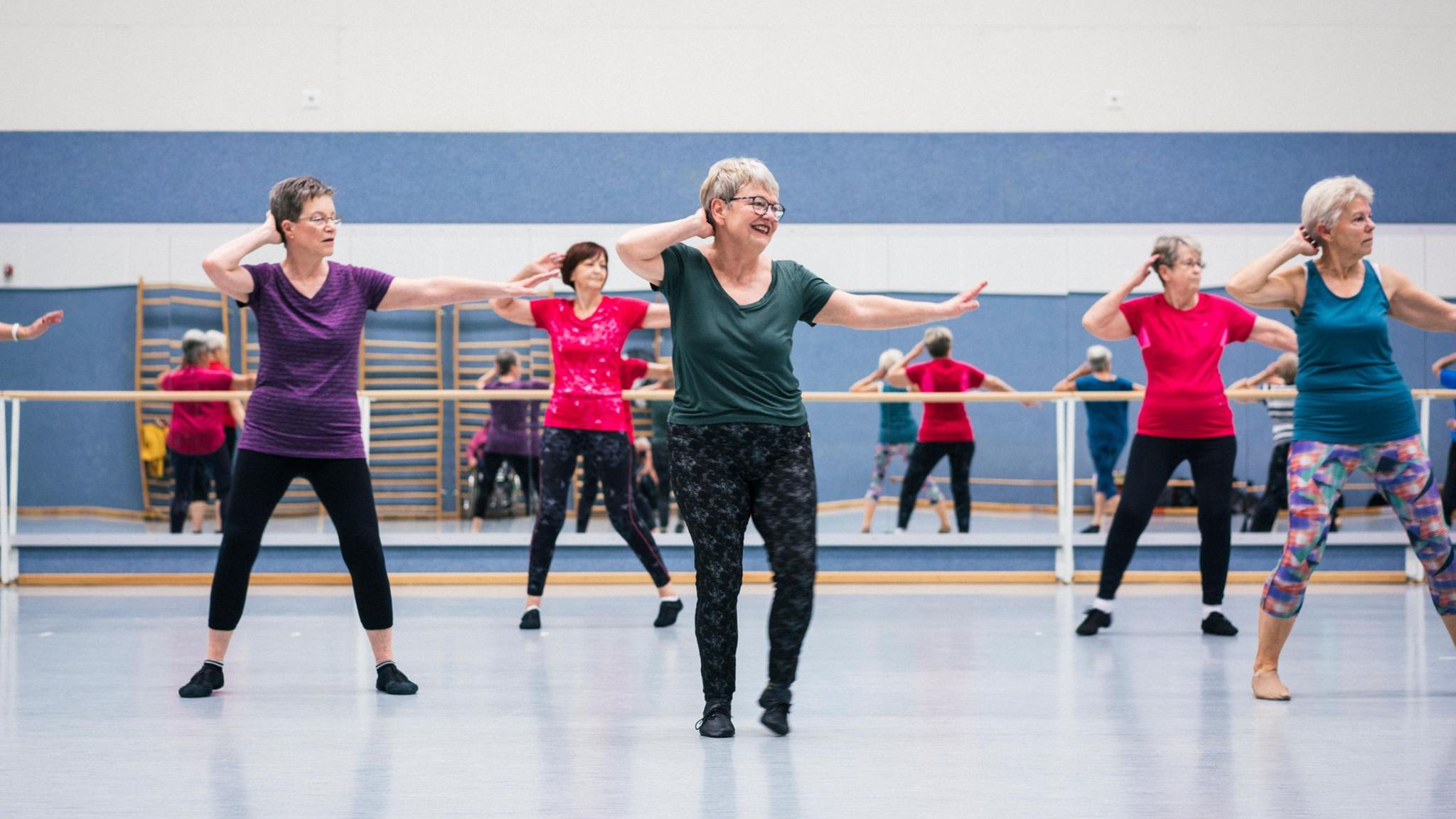 Die 60- bis 85-Jährigen tanzen für ihr Vergnügen – und für ein Forschungsprojekt, angeleitet von Nicole Halfpaap, einer Tanztrainerin und Sportwissenschaftlerin