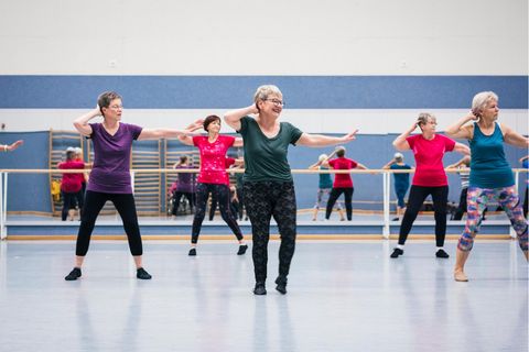 Die 60- bis 85-Jährigen tanzen für ihr Vergnügen – und für ein Forschungsprojekt, angeleitet von Nicole Halfpaap, einer Tanztrainerin und Sportwissenschaftlerin