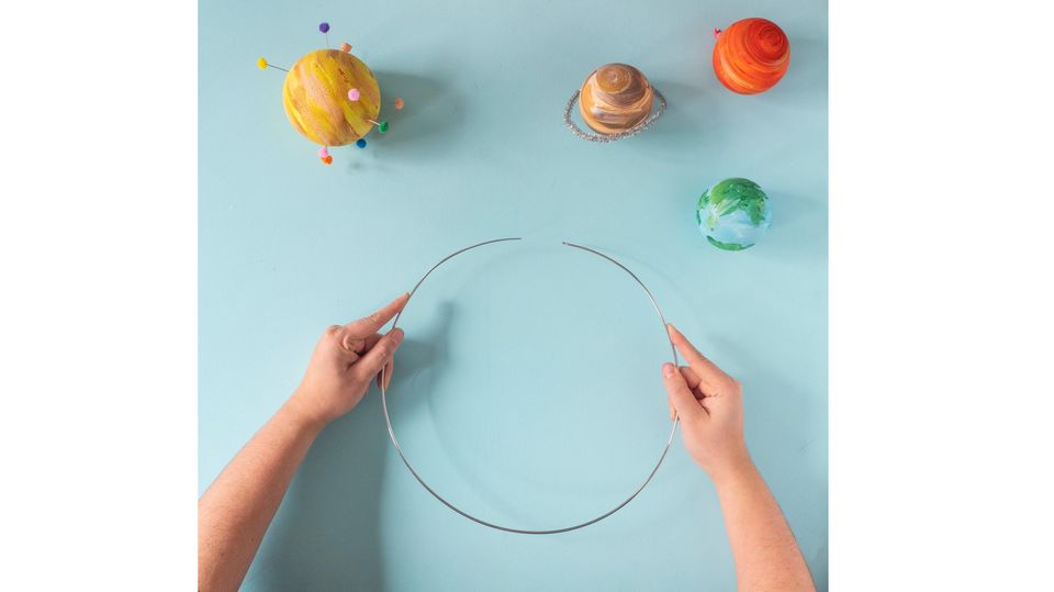 Planeten-Mobile selber basteln – Für das Mobile wird ein Metallring geöffnet, auf dem die Planeten aufgesteckt werden