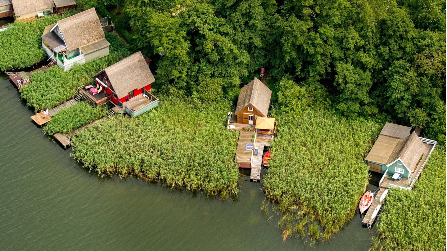 Zwischen Naturparks: Krakow am See, Mecklenburgische Seenplatte Bootshäuser am Krakower See