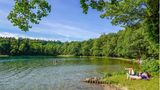 Menschen baden im Großen Stechlinsee