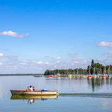 Menschen fahren mit Booten über das Steinhuder Meer