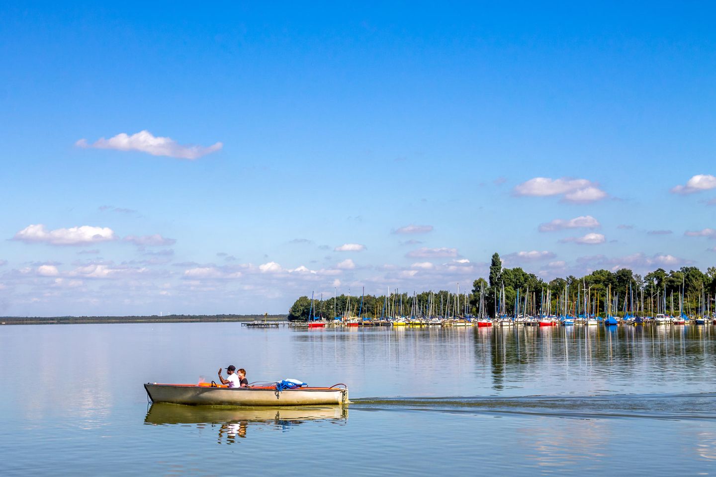 Perfekt im und am Wasser: Steinhude, Steinhuder Meer Menschen fahren mit Booten über das Steinhuder Meer