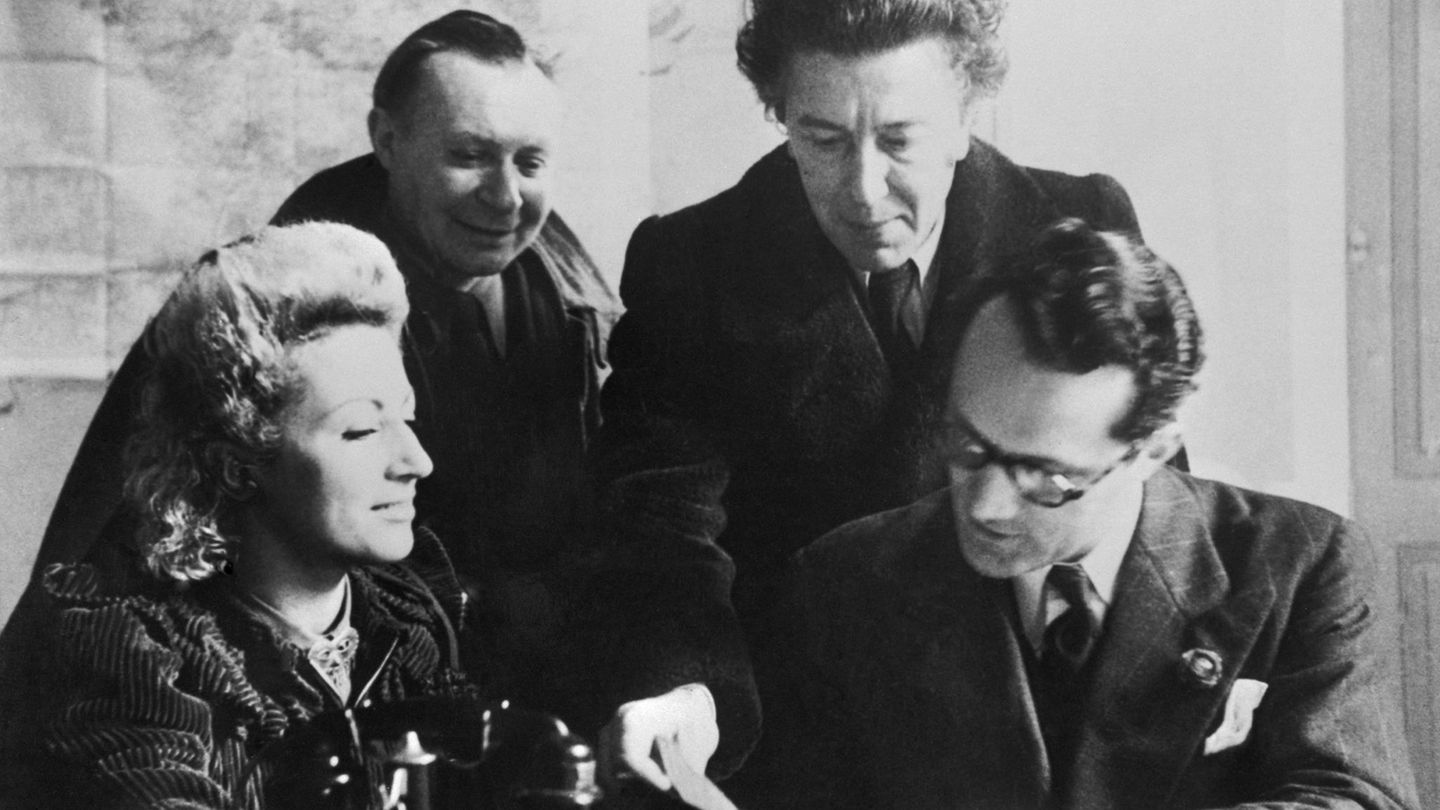 Schwarz-weiß-Bild, auf dem der Journalist Varian Fry 1940/41 in Unterlagen blättert