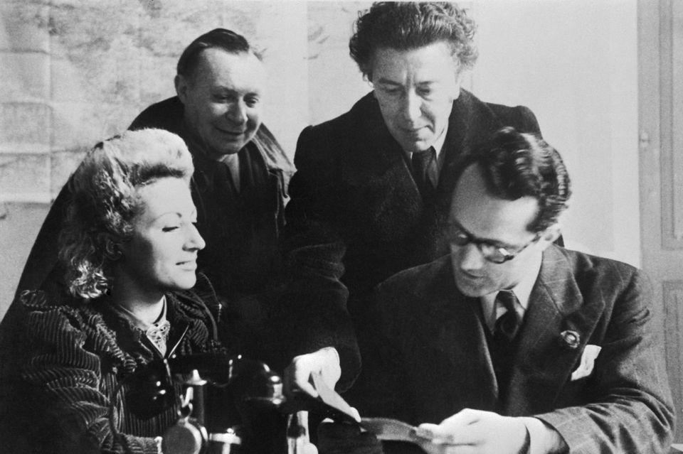 Schwarz-weiß-Bild, auf dem der Journalist Varian Fry 1940/41 in Unterlagen blättert
