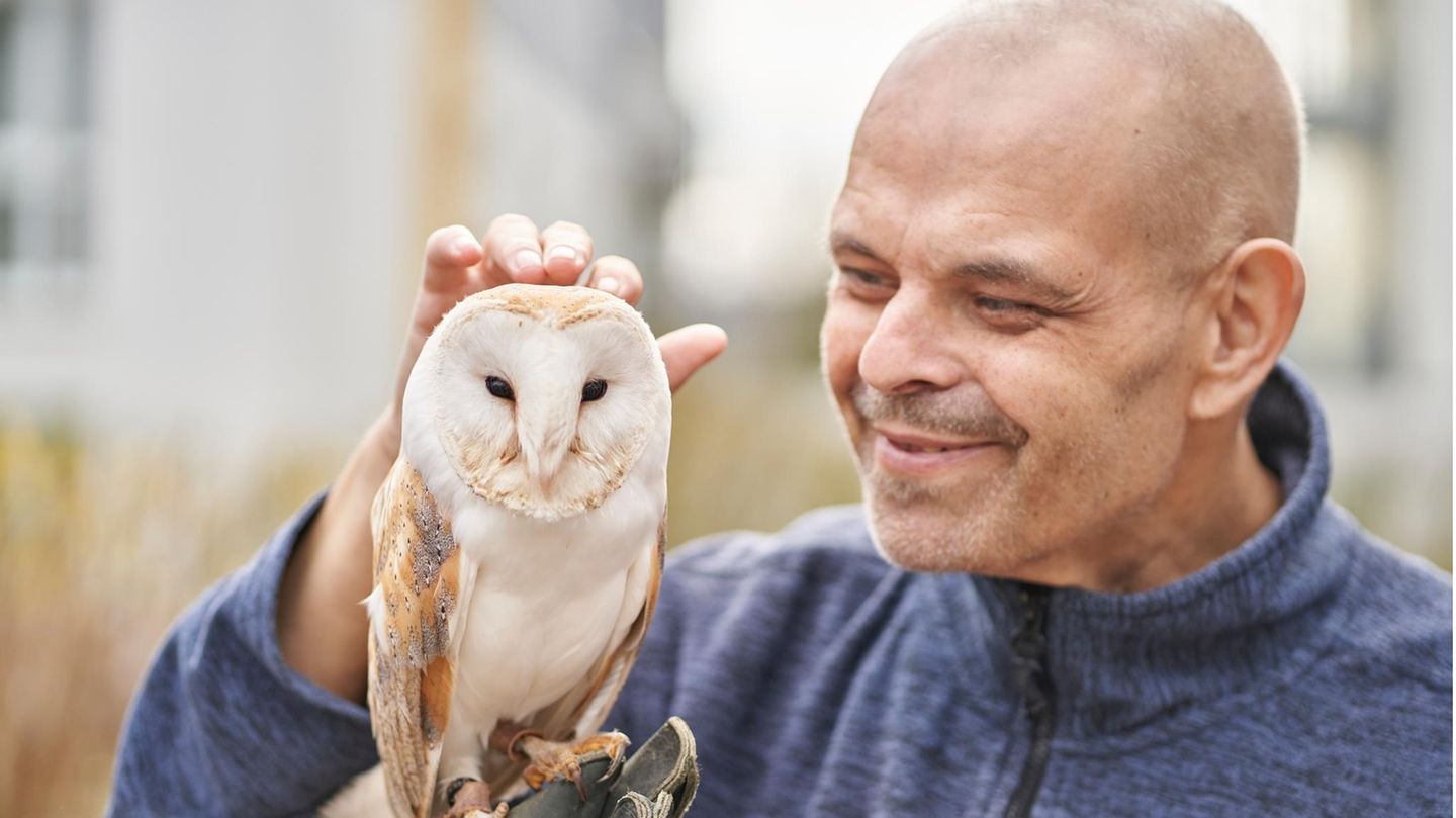 Jose Lay mit Weßgesichtseule Merlin