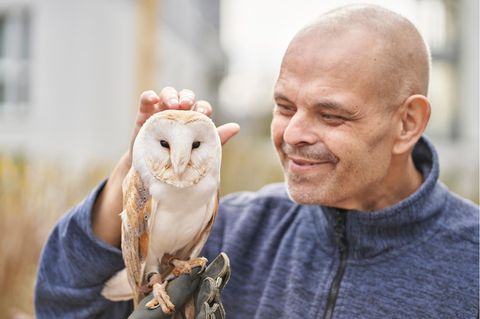 Jose Lay mit Weßgesichtseule Merlin