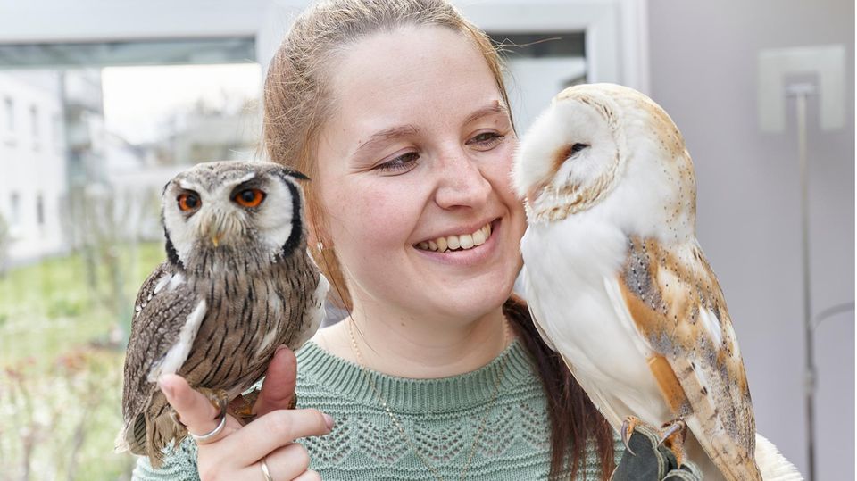 Falknerin Katharina Häfner mit Eulen