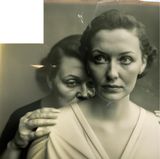 Wieder "Outpainting": Die Hand und die Pose der älteren Frau werden definiert