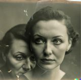 Am Anfang war das Wort – oder "Text-to-Image". So heißt die Methode, mit der Eldagsen das Bild erstellt hat, das den Kreativpreis des Sony Photography Awards gewonnen hat. Im ersten Schritt habe er definiert, wie das Porträt der beiden Frauen aussehen soll, erzählt der Fotokünstler: Er habe den Ausdruck und die emotionale Qualität beschrieben, den Zeitpunkt und die Technik des Fotos, das Objektiv, die Verschlusszeit und die Blende sowie Beleuchtung, Komposition und Auflösung