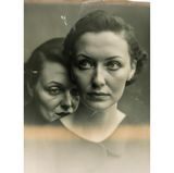 "Outpainting": Dann erweiterte Eldagsen den Bildausschnitt: Jetzt trägt die Hauptfigur eine schwarze Bluse